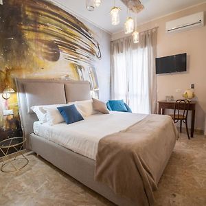 Camera piccola con letto king size